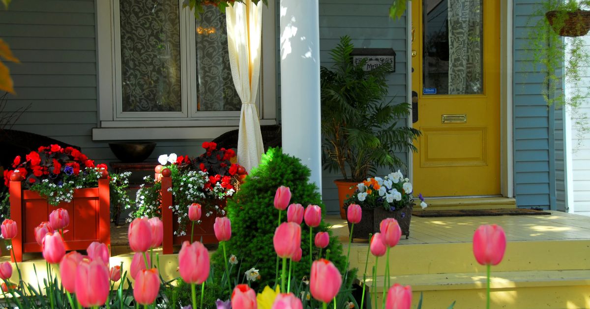 summer front porch decor 8 You are currently viewing 15 Best Summer Front Porch Decor Ideas for a Cozy Welcome