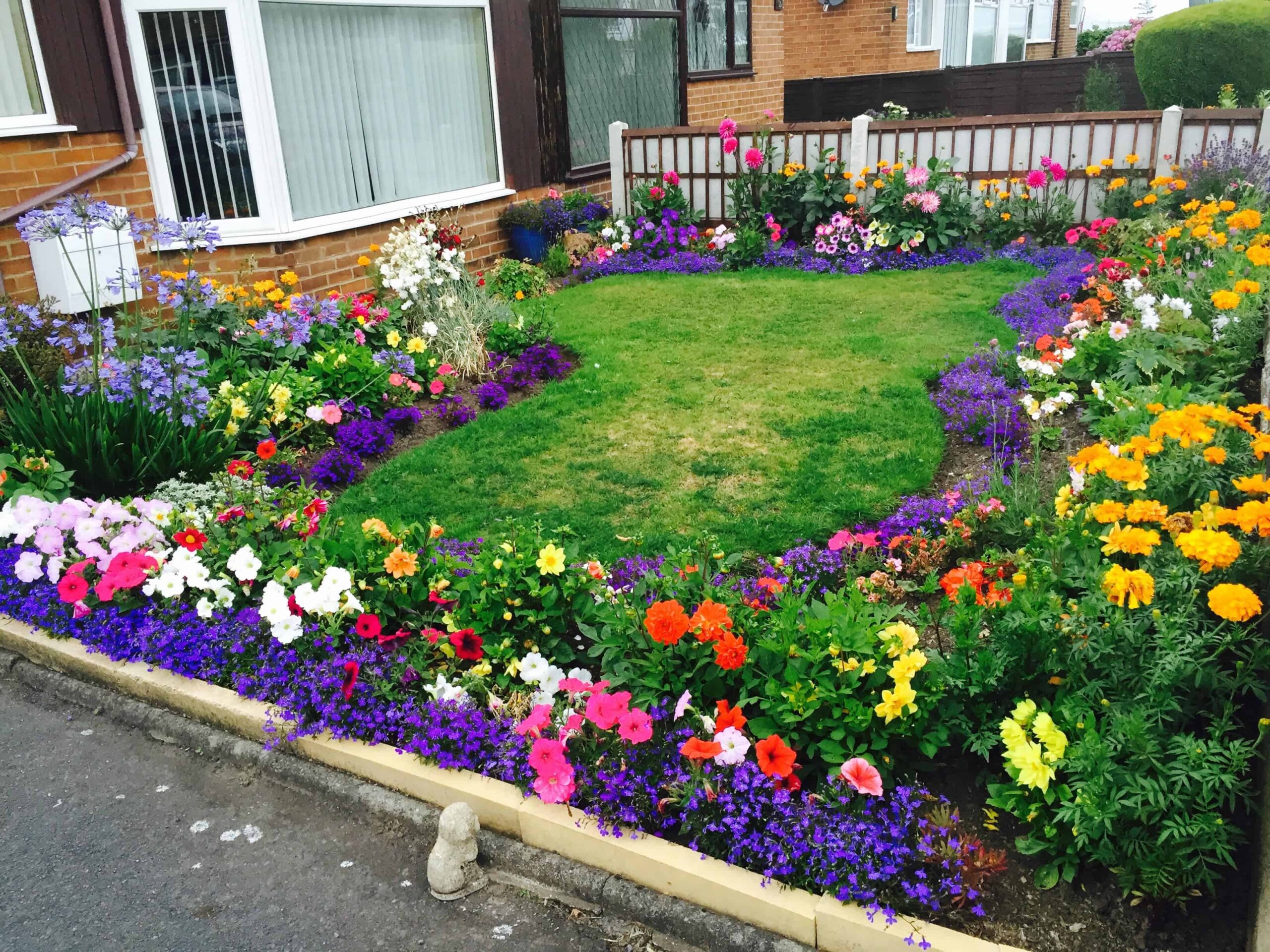 Read more about the article 15 Flower Beds in Front of House – Stunning Ideas to Boost Curb Appeal