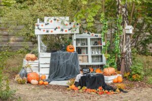 32560 1 Read more about the article 15 Spooky Halloween Front Yard Decoration