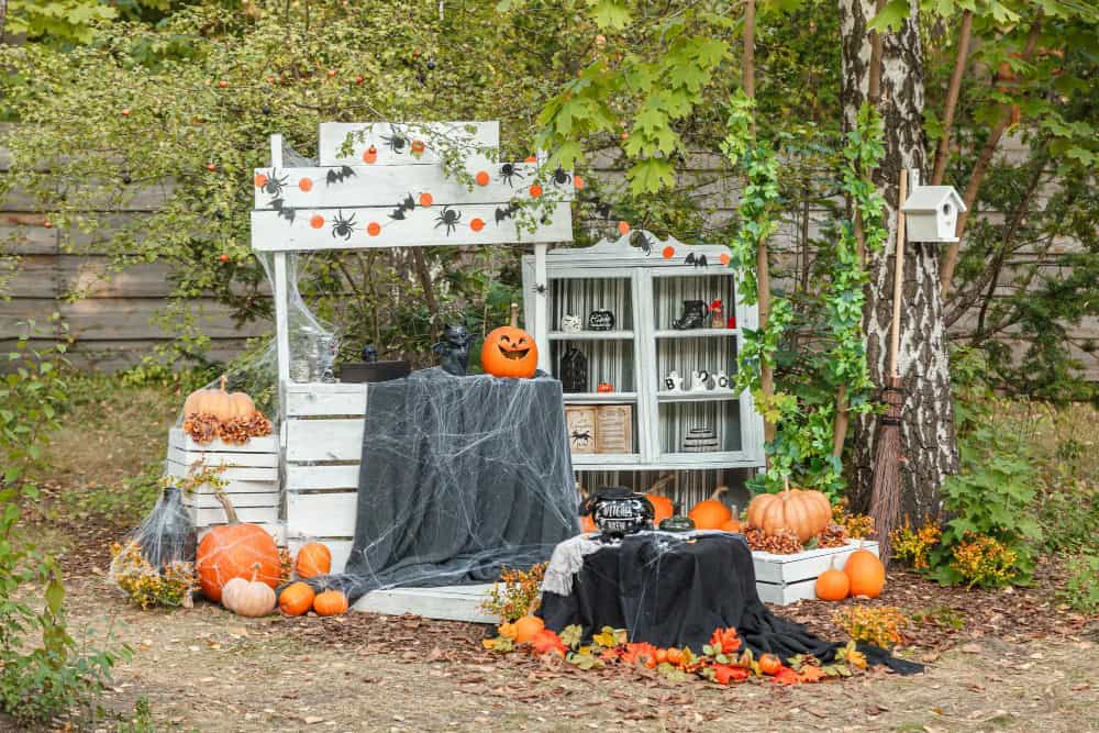 Read more about the article 15 Spooky Halloween Front Yard Decoration