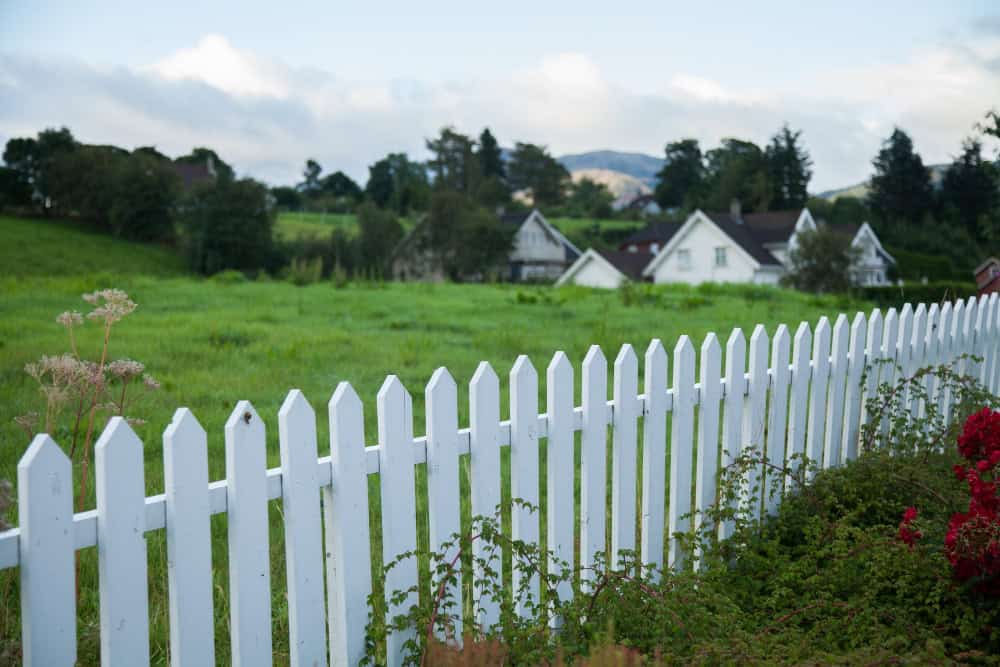 Read more about the article 15 White Picket Fence Front Yard Looks for Curb Appeal