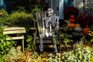 168641 1 Read more about the article 15 Horrific Skeleton Front Yard Decor to Terrify Neighbors