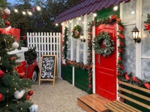 1921 1 Read more about the article 23 Festive Small Front Porch Christmas Decor Styles