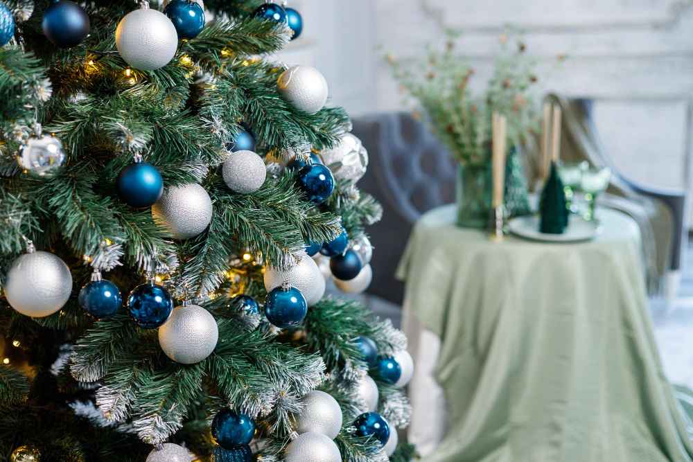 Read more about the article 15 Glam Blue and White Christmas Tree Styles You’ll Adore